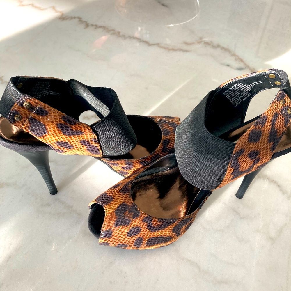 Vera Wang, black and brown animal print 8 1/2 heels